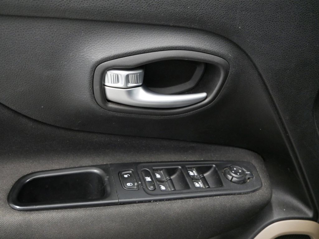 Thumbnail: 2017 Jeep Renegade - 24