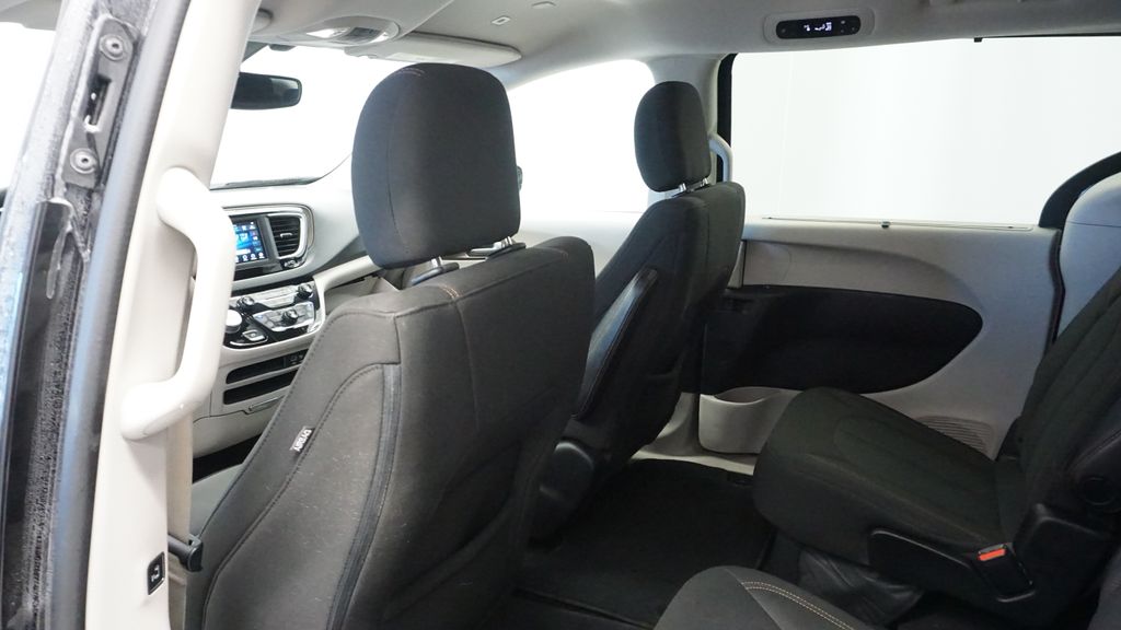 Thumbnail: 2018 Chrysler Pacifica - 19