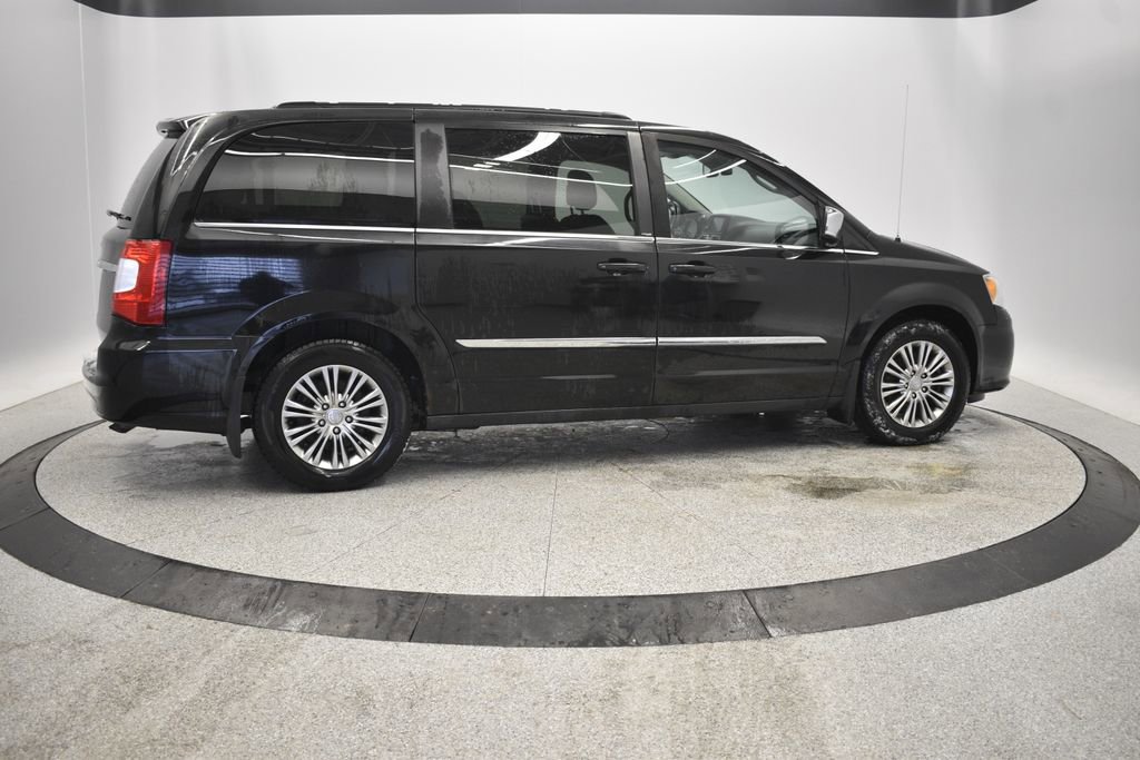 Thumbnail: 2014 Chrysler Town & Country - 7