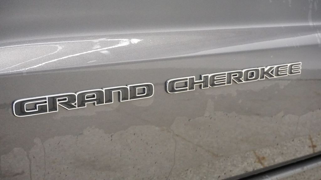 Thumbnail: 2017 Jeep Grand Cherokee - 16