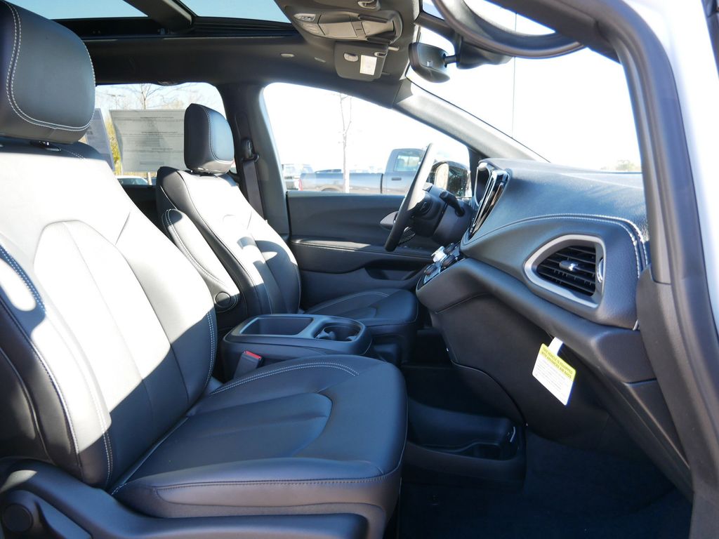 Thumbnail: 2026 Chrysler Pacifica - 23