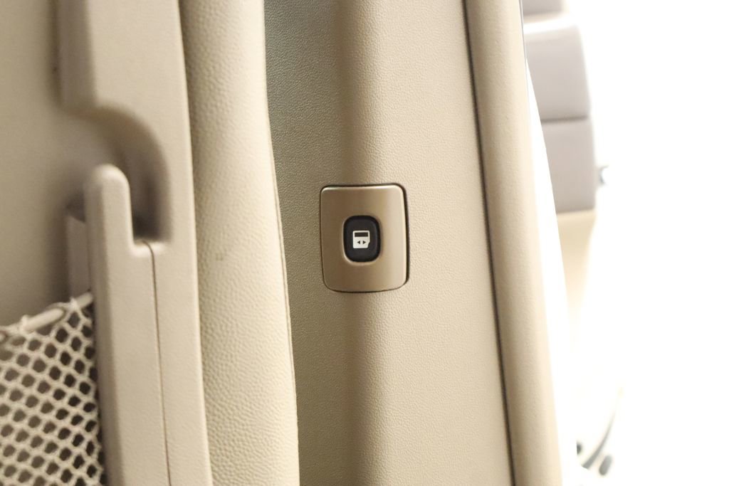 Thumbnail: 2014 Chrysler Town & Country - 33