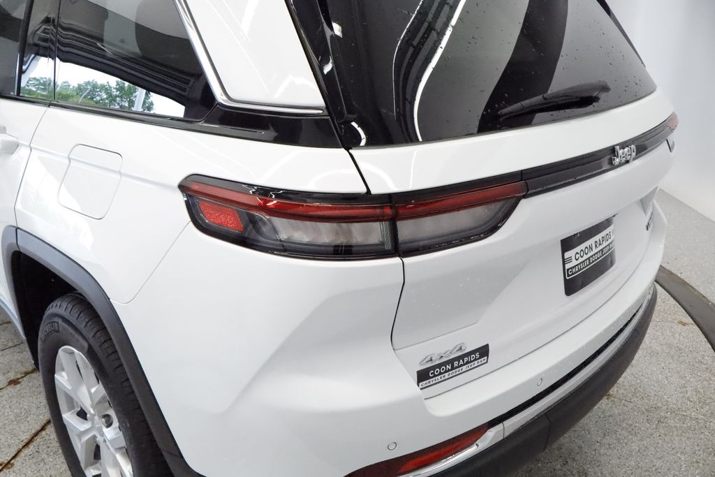 Thumbnail: 2023 Jeep Grand Cherokee - 17