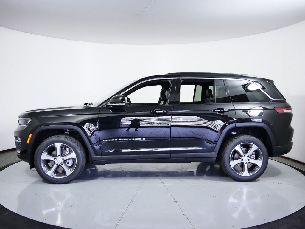 Thumbnail: 2025 Jeep Grand Cherokee - 16