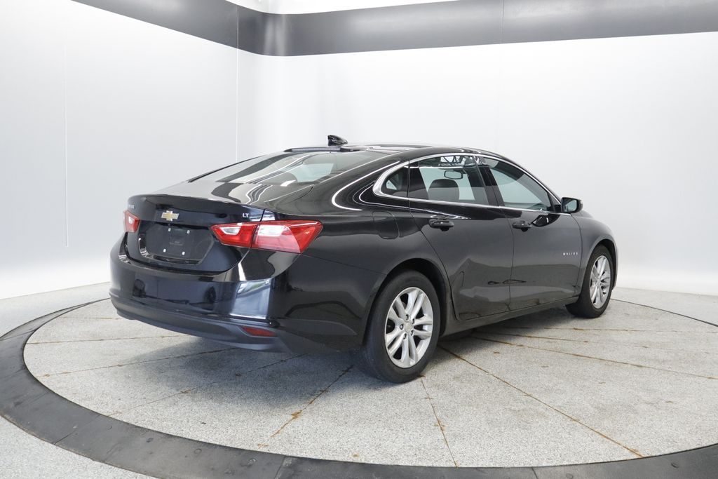 Thumbnail: 2017 Chevrolet Malibu - 5