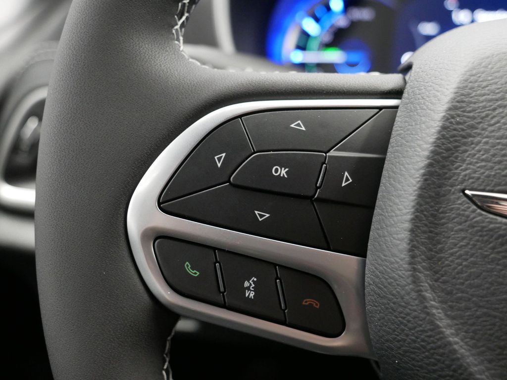 2025 Chrysler Pacifica Hybrid Select 41