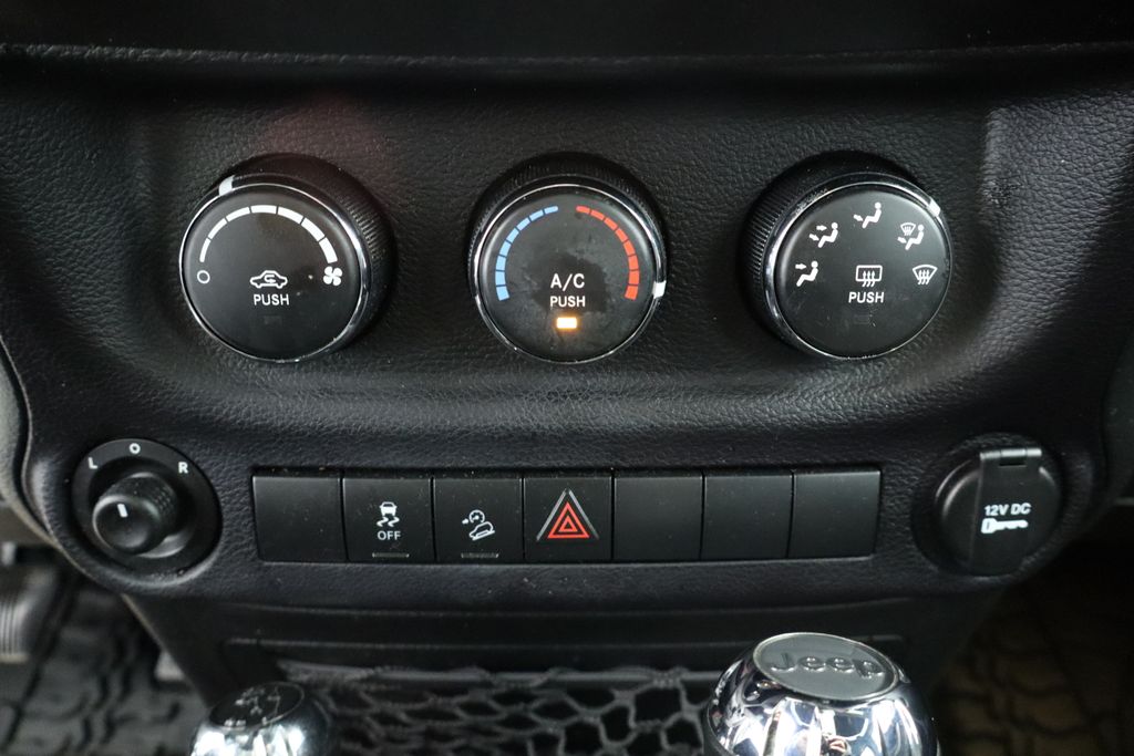 Thumbnail: 2014 Jeep Wrangler - 29