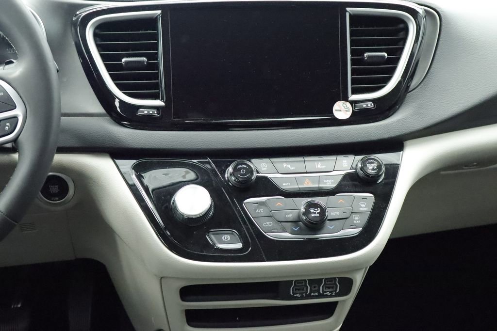 Thumbnail: 2023 Chrysler Pacifica - 25