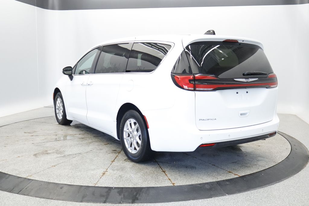 Thumbnail: 2023 Chrysler Pacifica - 3