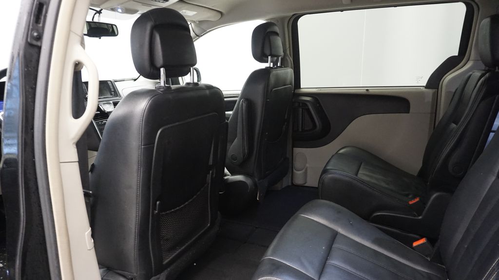 Thumbnail: 2014 Chrysler Town & Country - 24