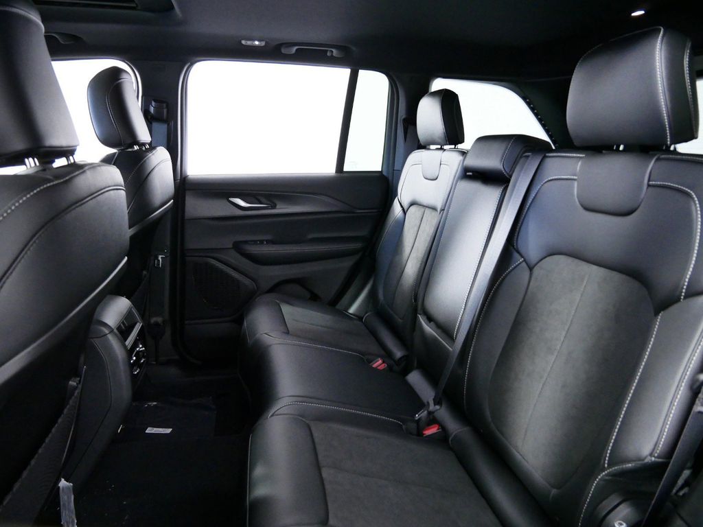 Thumbnail: 2024 Jeep Grand Cherokee - 32