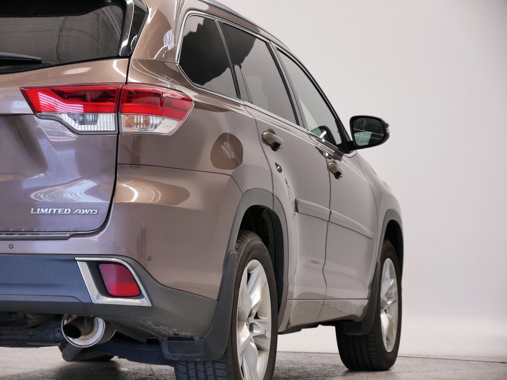 Thumbnail: 2017 Toyota Highlander - 4