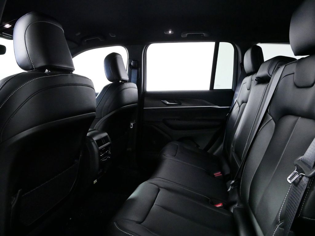 Thumbnail: 2024 Jeep Grand Cherokee - 31