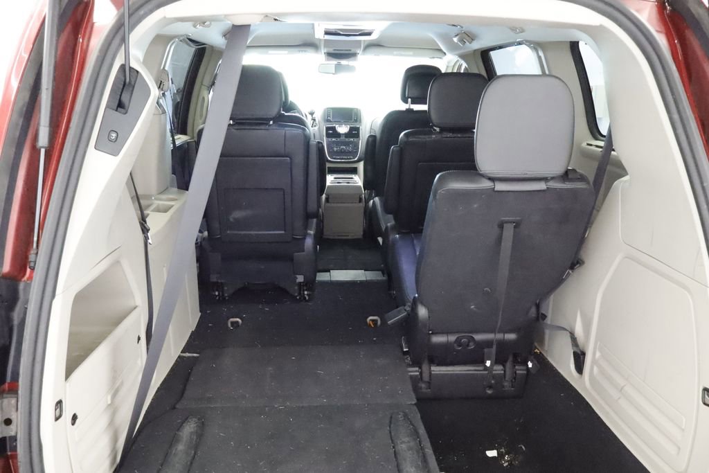 Thumbnail: 2016 Chrysler Town & Country - 14