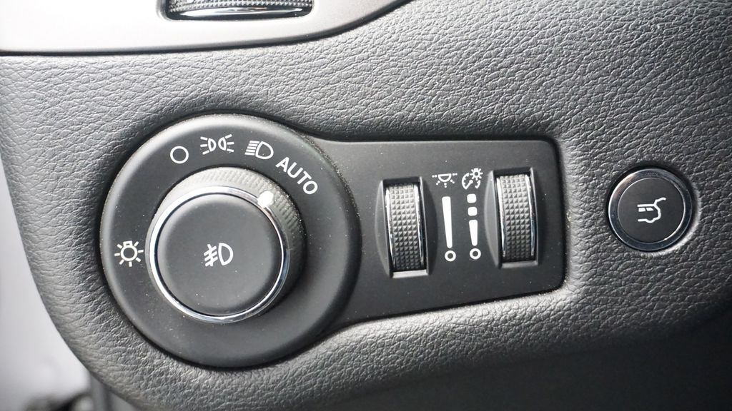 Thumbnail: 2019 Jeep Cherokee - 30