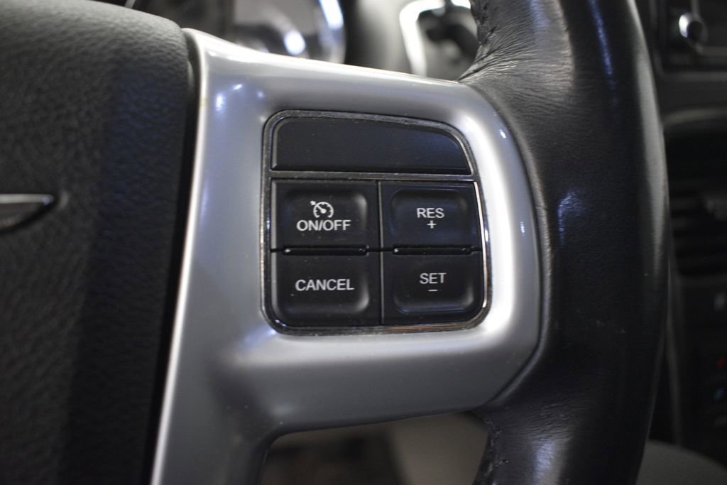 Thumbnail: 2014 Chrysler Town & Country - 37