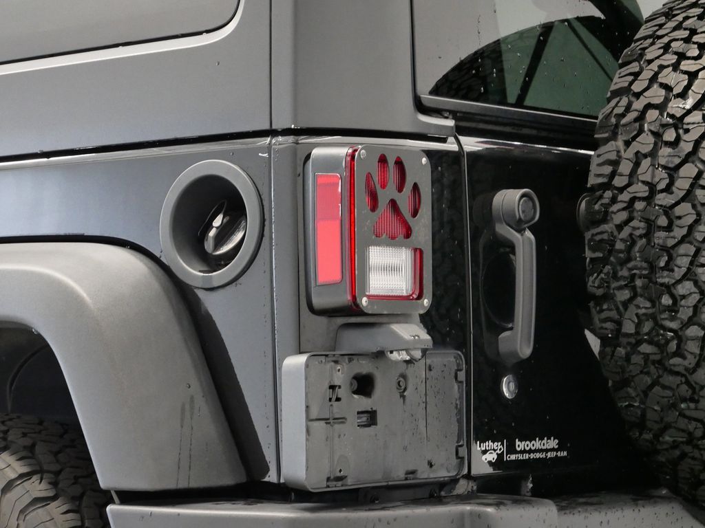 Thumbnail: 2017 Jeep Wrangler - 21