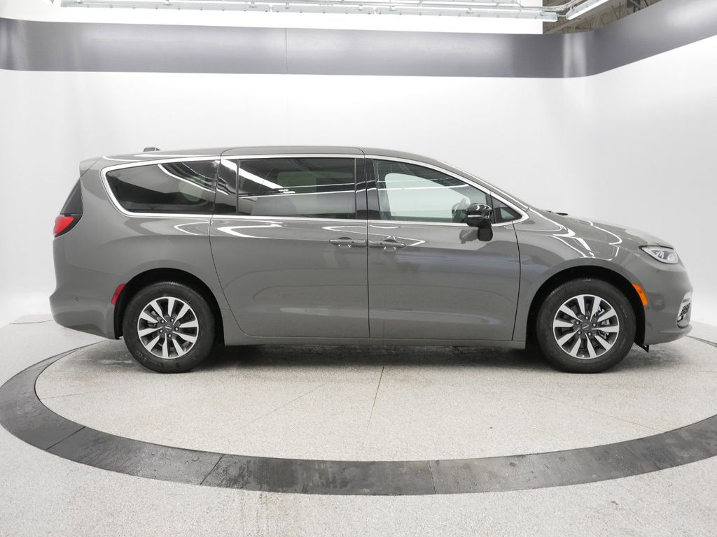 2025 Chrysler Pacifica Hybrid Select 9