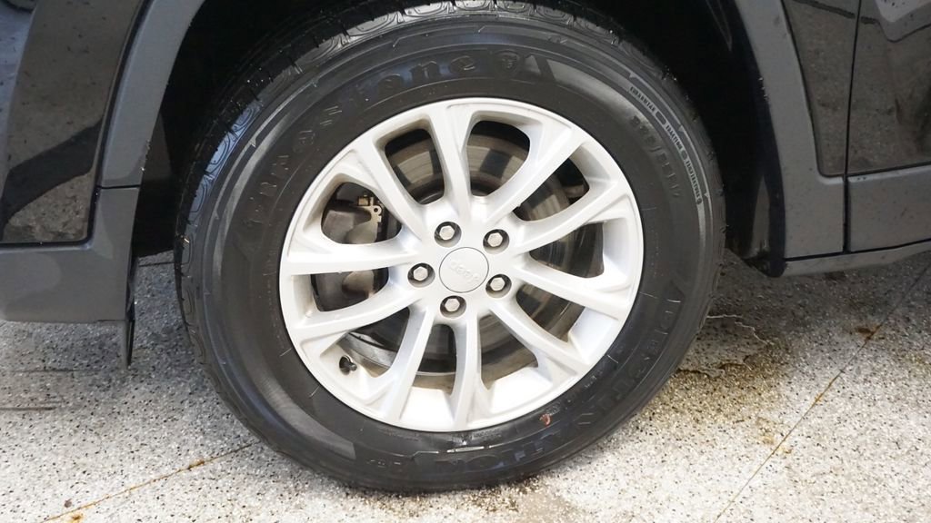 Thumbnail: 2019 Jeep Cherokee - 14