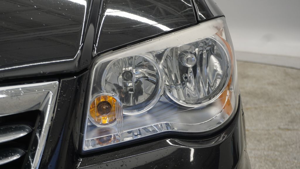 Thumbnail: 2014 Chrysler Town & Country - 16