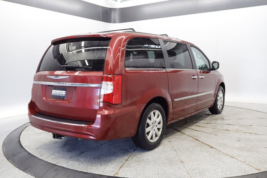 Thumbnail: 2016 Chrysler Town & Country - 4