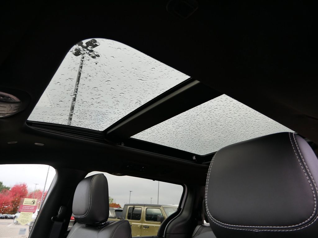 Thumbnail: 2026 Chrysler Pacifica - 4