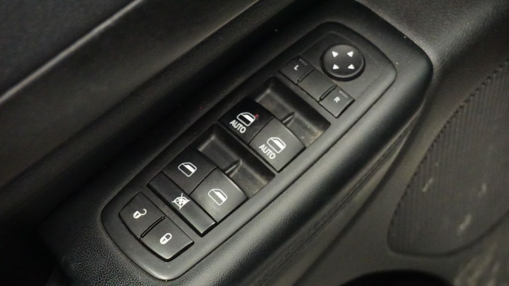 Thumbnail: 2017 Jeep Grand Cherokee - 23