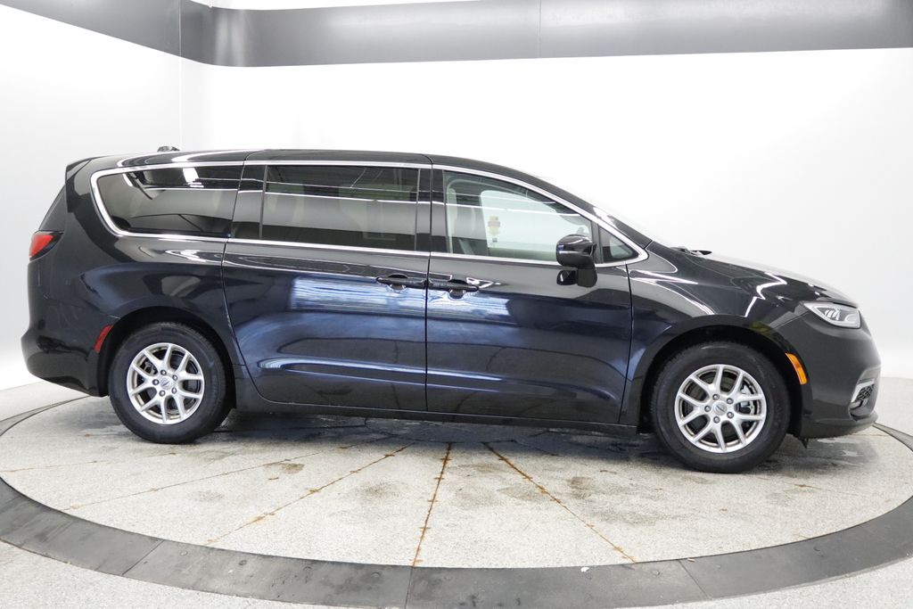Thumbnail: 2023 Chrysler Pacifica - 8