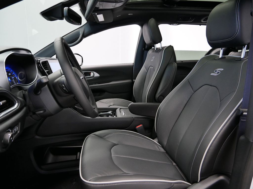 Thumbnail: 2026 Chrysler Pacifica - 3