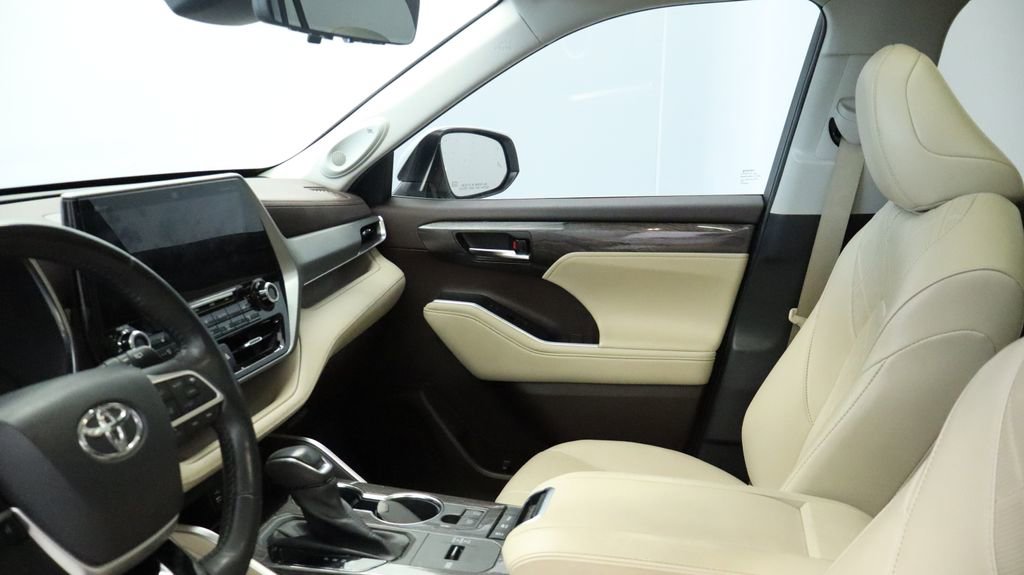 Thumbnail: 2022 Toyota Highlander - 28