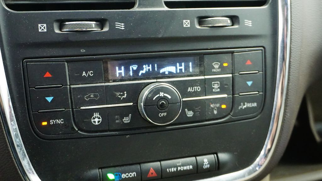 Thumbnail: 2013 Chrysler Town & Country - 26