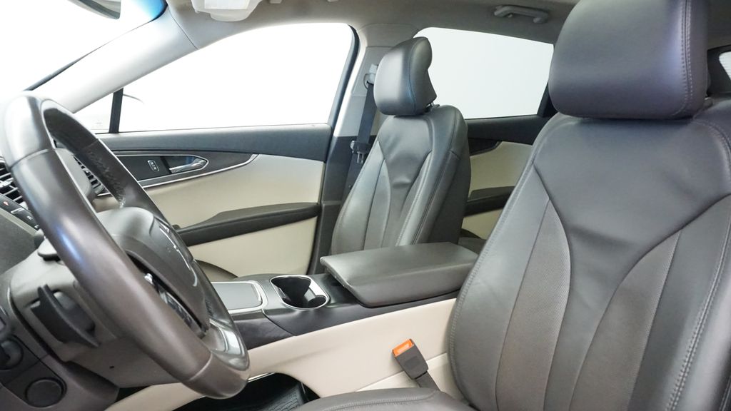 Thumbnail: 2019 Lincoln Nautilus - 27