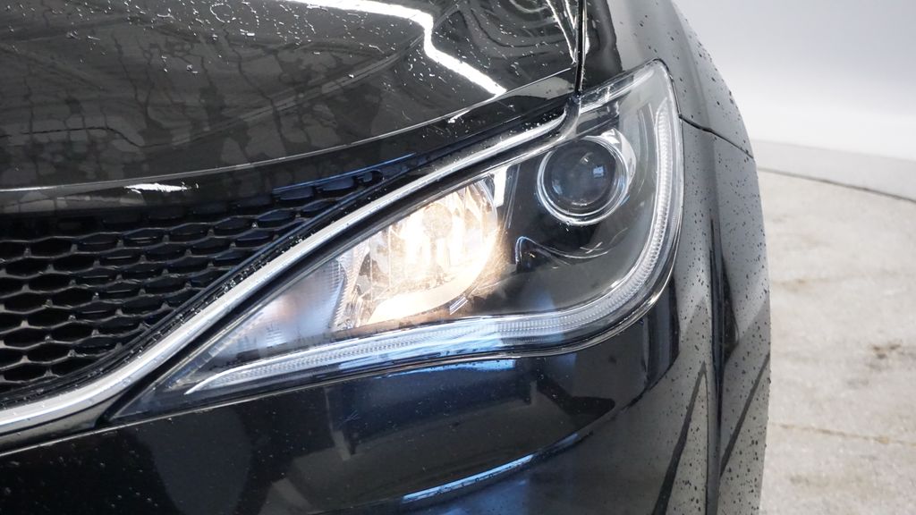 Thumbnail: 2018 Chrysler Pacifica - 12