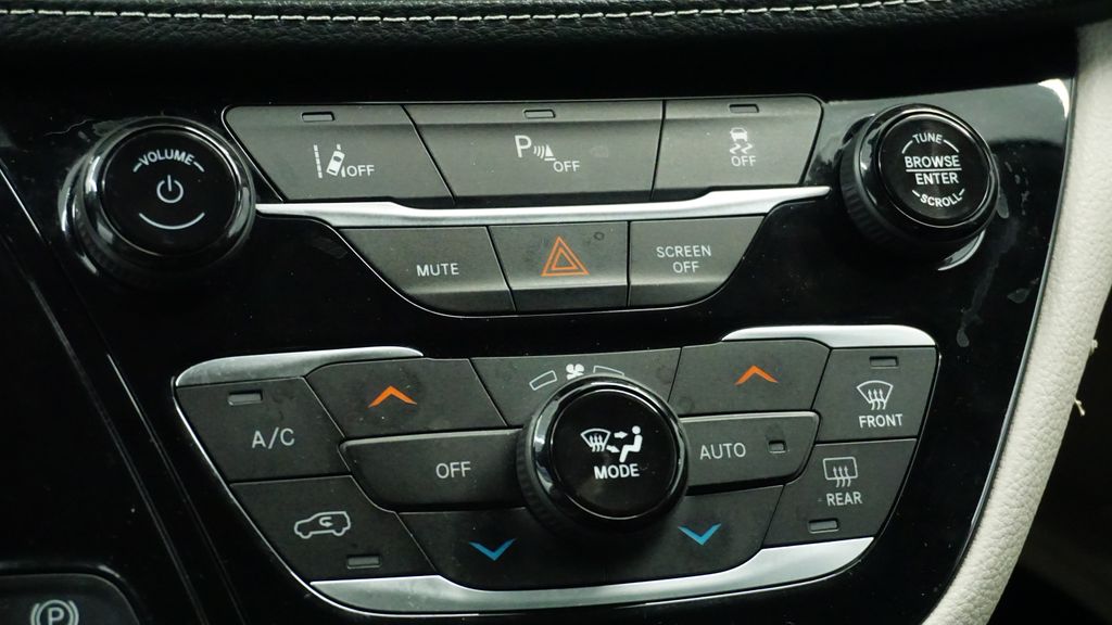 Thumbnail: 2024 Chrysler Pacifica - 32