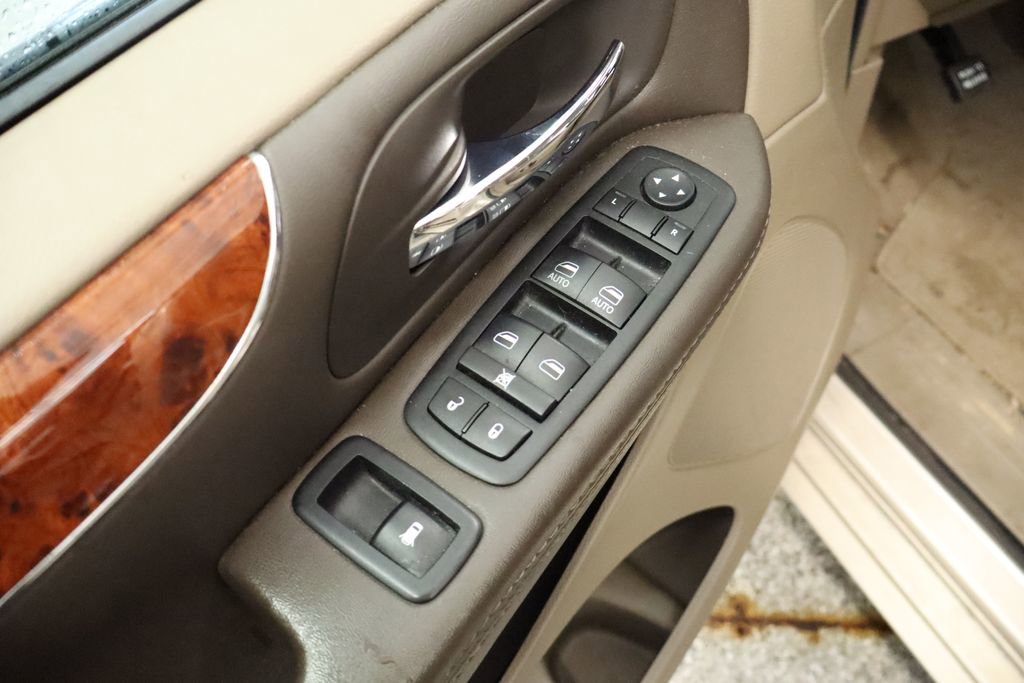 Thumbnail: 2014 Chrysler Town & Country - 17