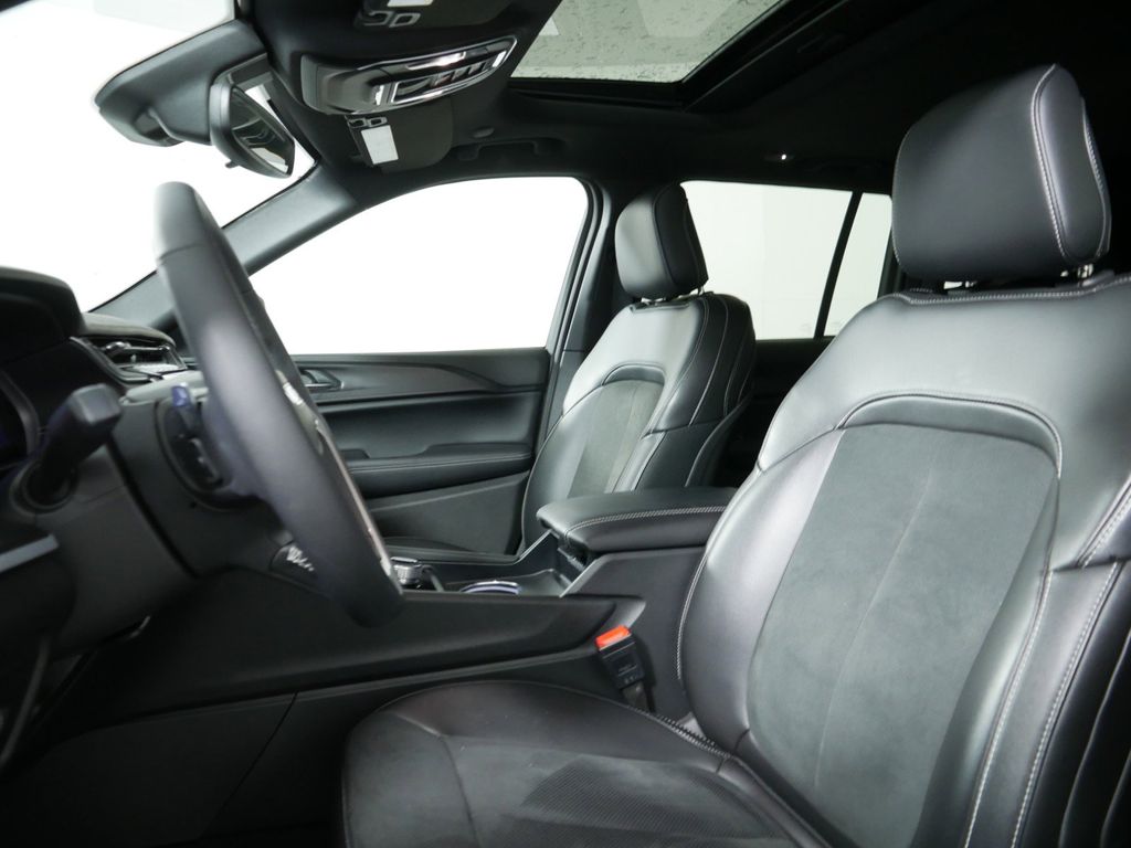 Thumbnail: 2024 Jeep Grand Cherokee - 33