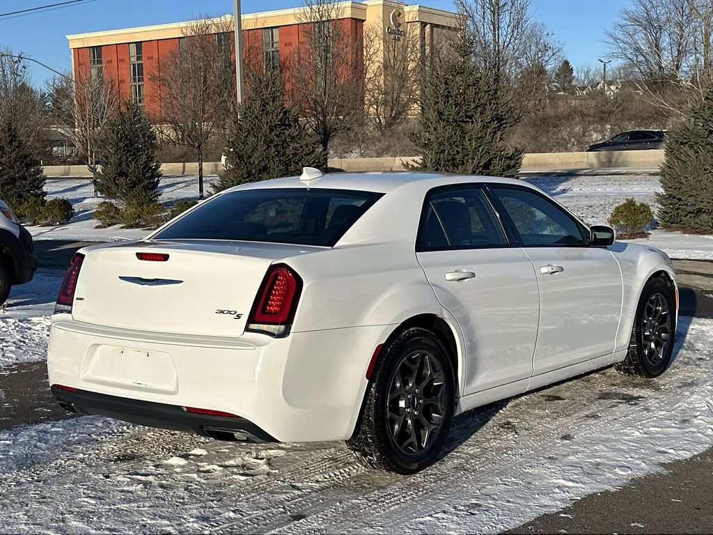 Thumbnail: 2016 Chrysler 300 - 34