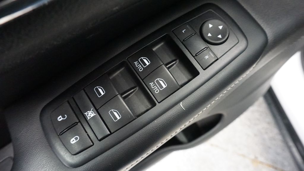 Thumbnail: 2015 Jeep Grand Cherokee - 24