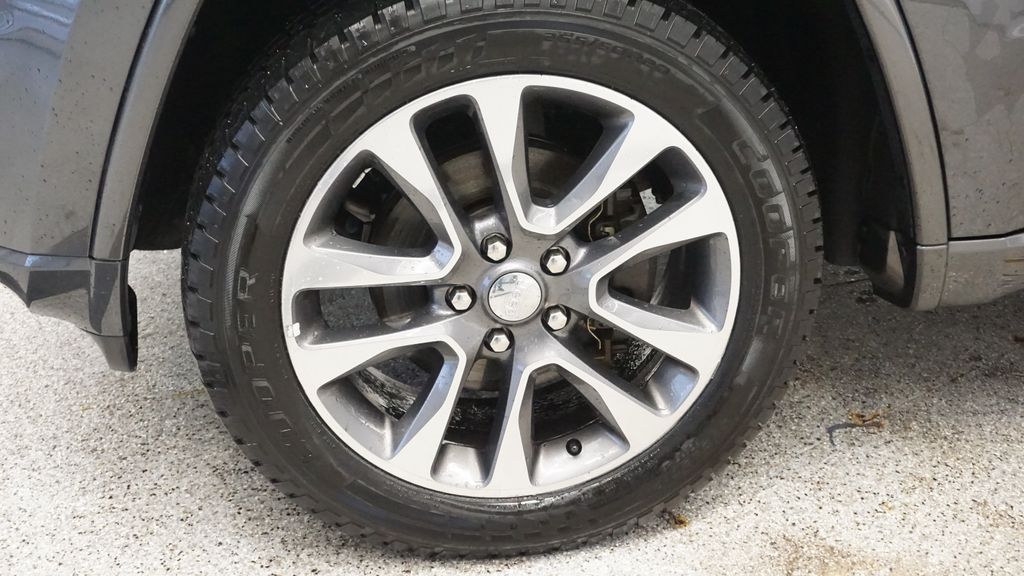 Thumbnail: 2017 Jeep Grand Cherokee - 15