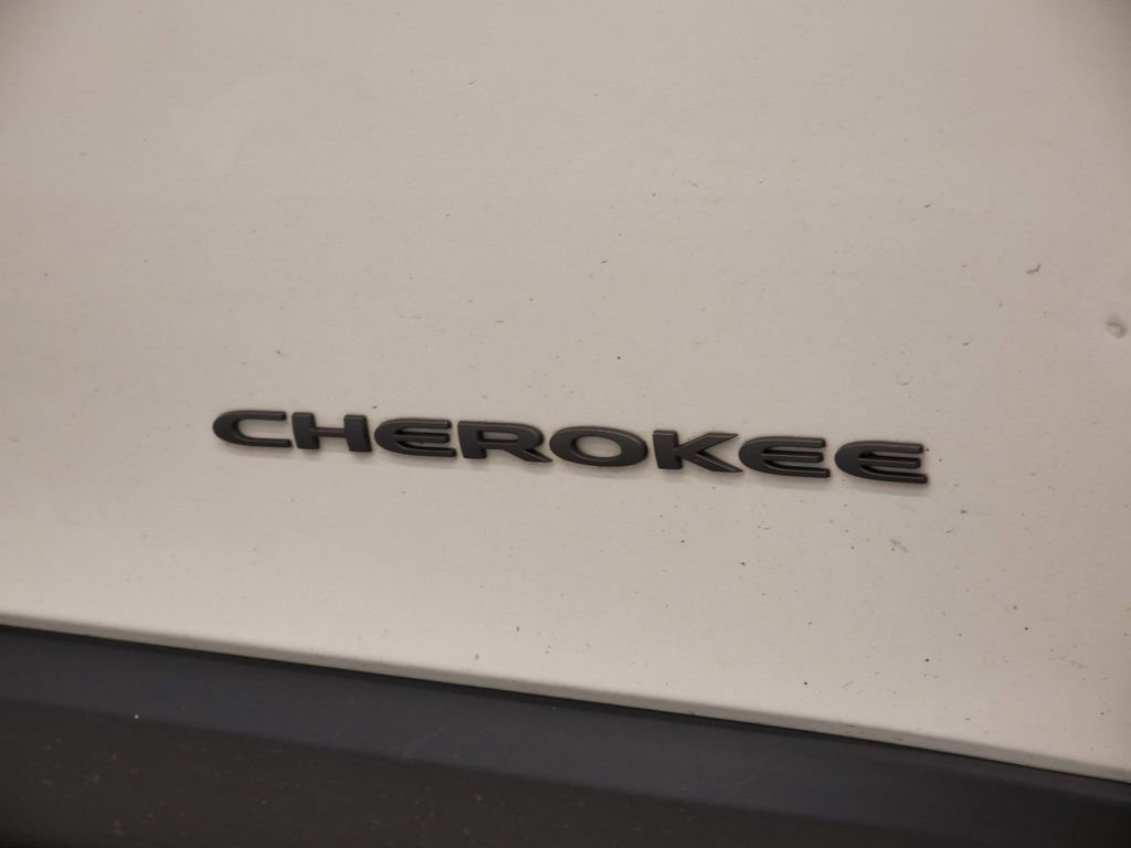 Thumbnail: 2019 Jeep Cherokee - 17