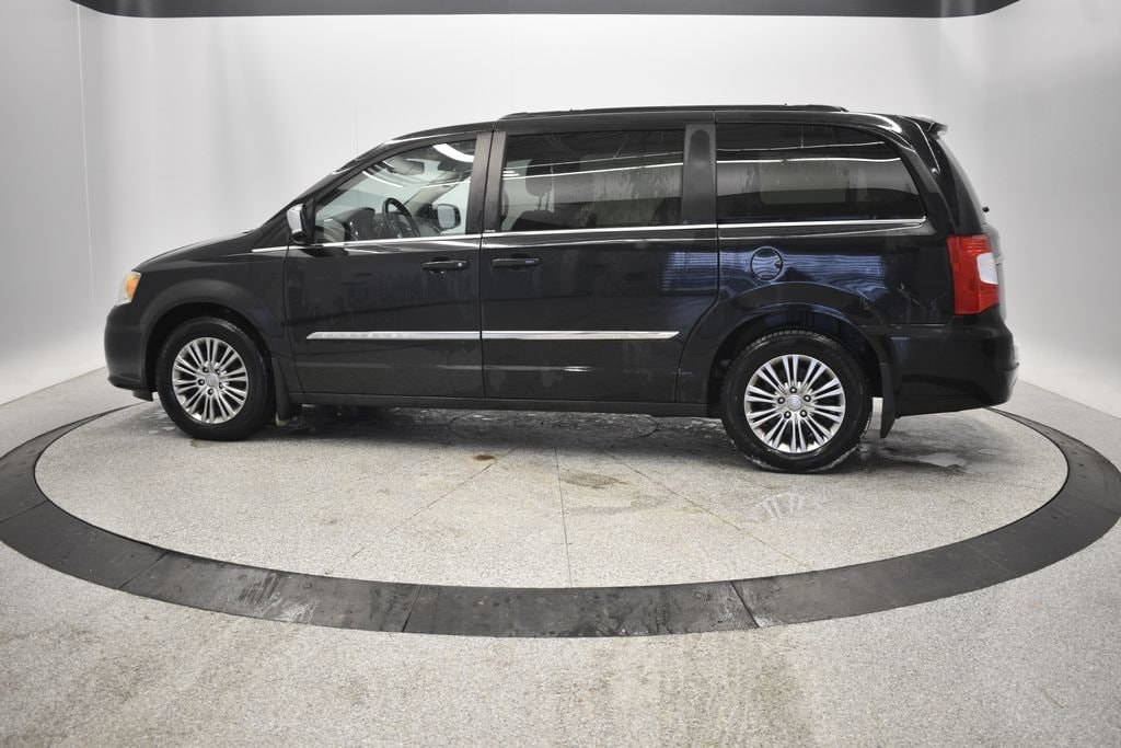 Thumbnail: 2014 Chrysler Town & Country - 3