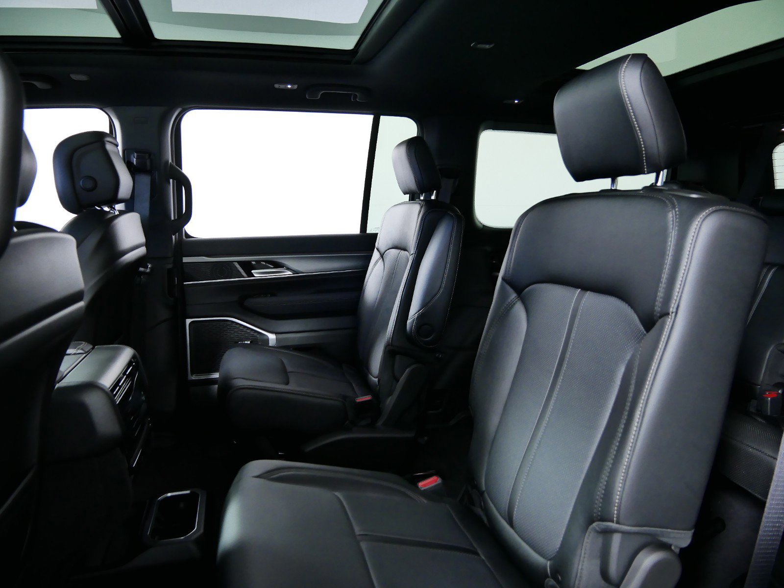 Thumbnail: 2024 Jeep Wagoneer - 29