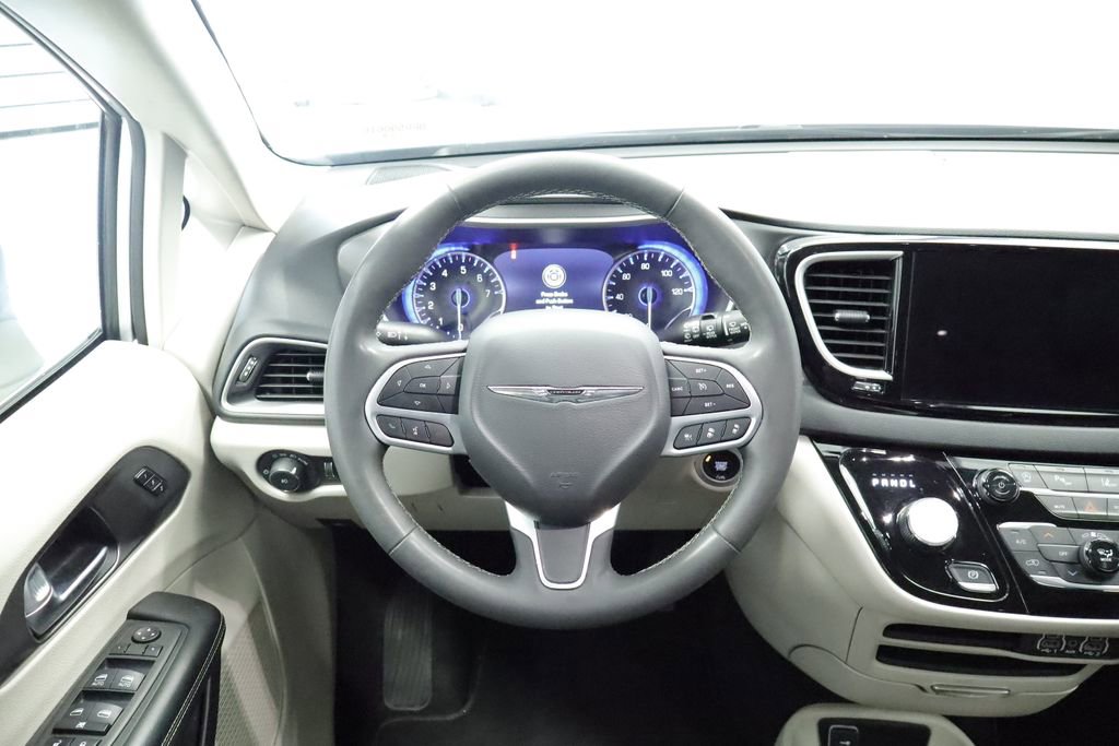 Thumbnail: 2023 Chrysler Pacifica - 25