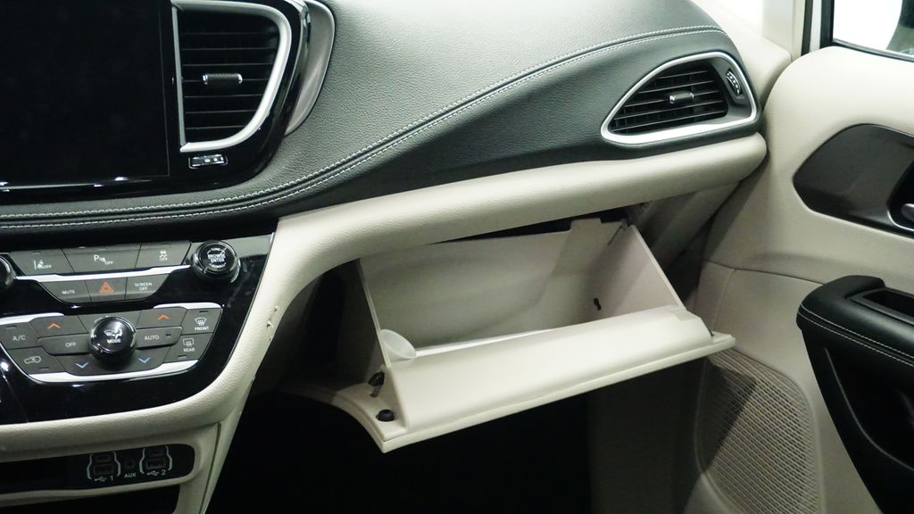 Thumbnail: 2024 Chrysler Pacifica - 26