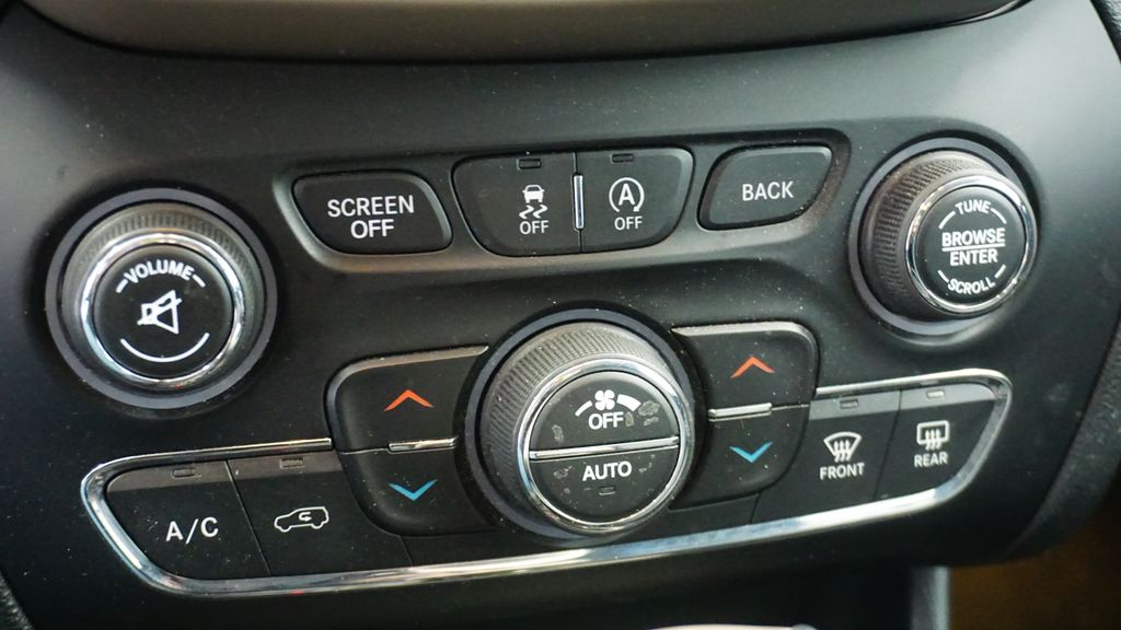 Thumbnail: 2015 Jeep Cherokee - 30