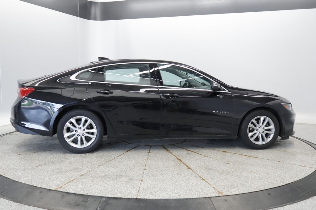 Thumbnail: 2017 Chevrolet Malibu - 6