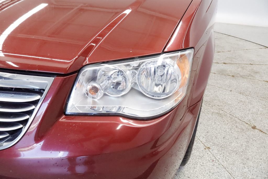 Thumbnail: 2016 Chrysler Town & Country - 9