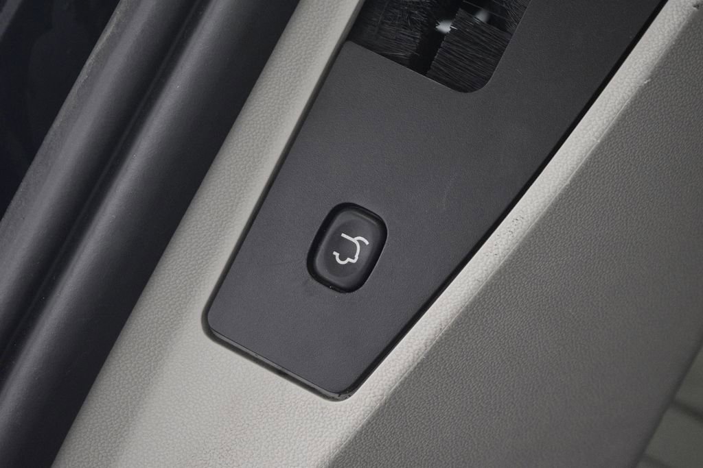 Thumbnail: 2014 Chrysler Town & Country - 18