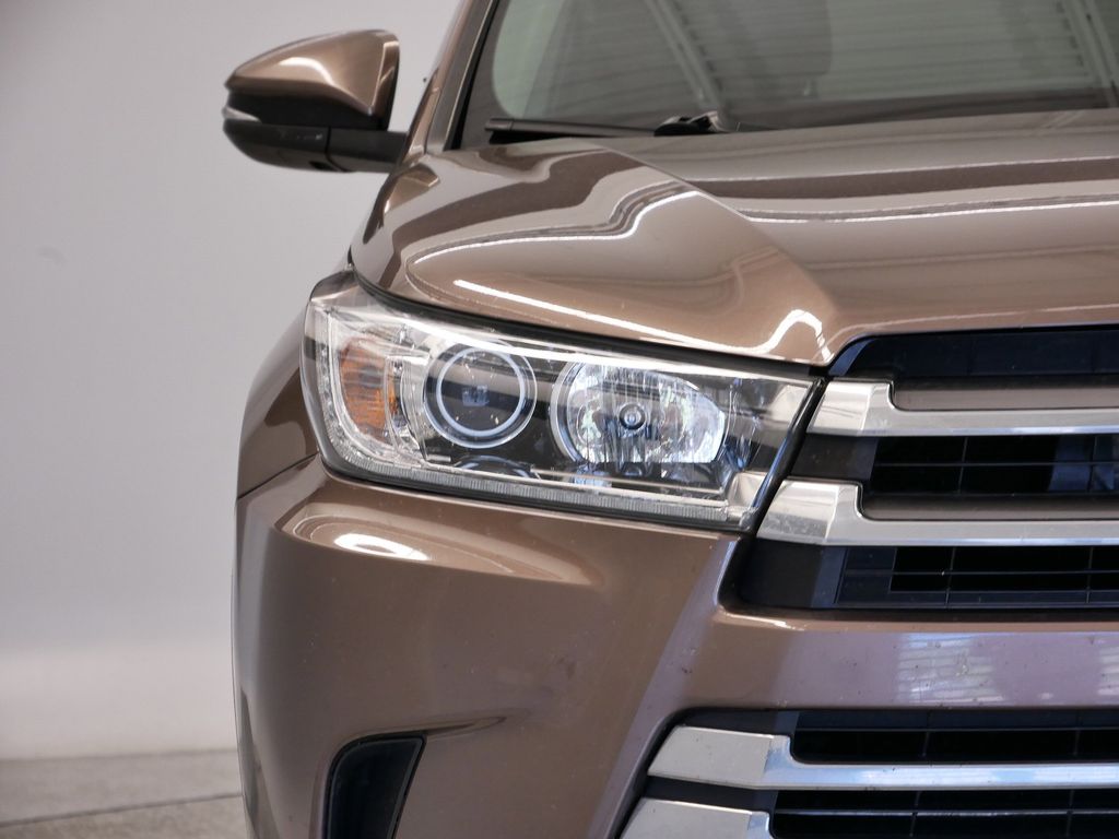 Thumbnail: 2017 Toyota Highlander - 10