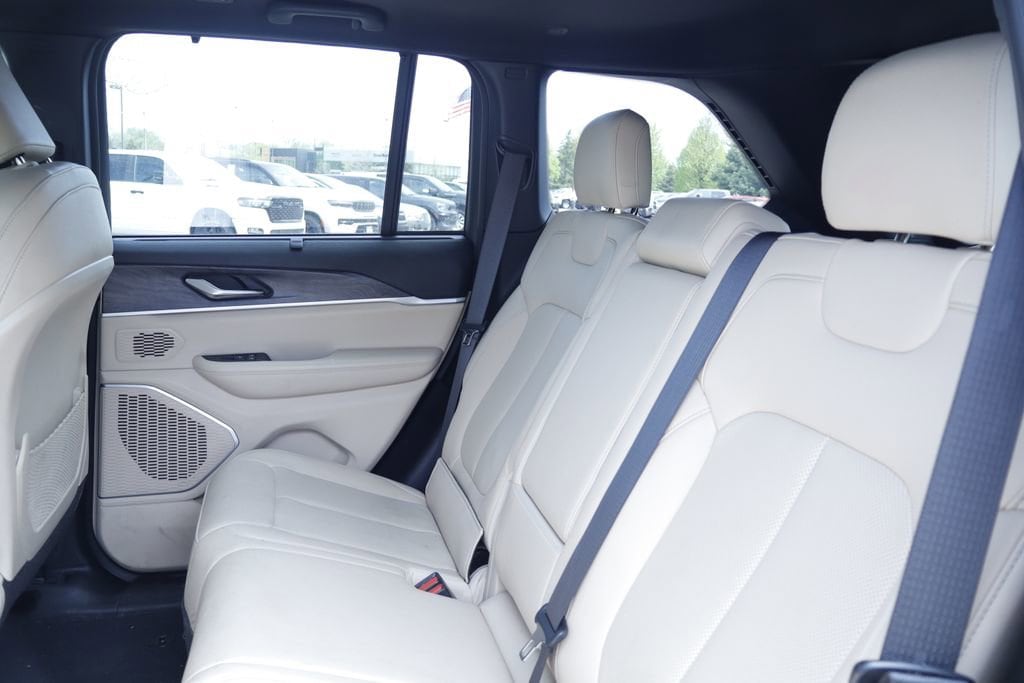 Thumbnail: 2023 Jeep Grand Cherokee - 18